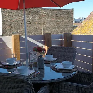 The Rooftop - A Trendy New With Airconditioning, Large Terrace & Free Parking Appartement Ostende